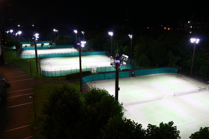スポーツ振興くじ助成金を受けて改修した屋板運動場テニスコート