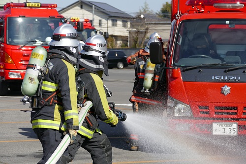 車両火災消防訓練の様子