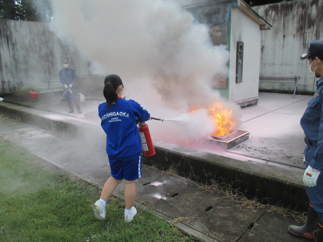 少年消防クラブ活動の様子　消防学校一日入校「粉末消火器訓練」