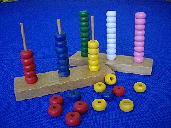 いろいろな色のリングを棒にさして遊ぶ玩具