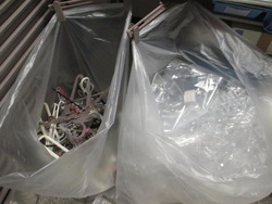 販売店から排出されたプラスチック製のハンガーや梱包用ビニール（廃プラスチック類）