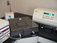 遺伝子を分析する機械の写真