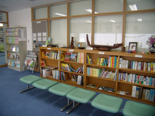 写真：日本語学習に役立つ本棚にたくさん並んでいます
