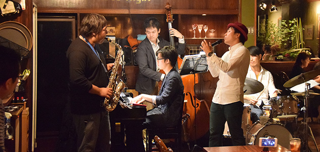 写真：店舗で演奏する5人組のジャズ演奏者