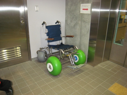 未舗装路用の車椅子
