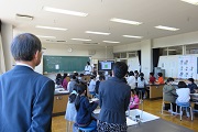 田原西小学校の視察の様子2