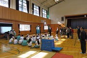 田原西小学校の視察の様子4