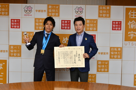 楢崎智亜選手への市長特別賞表彰の写真