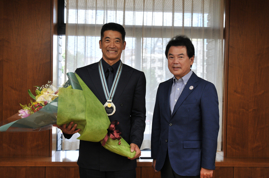 神山雄一郎選手への市長特別賞表彰の写真